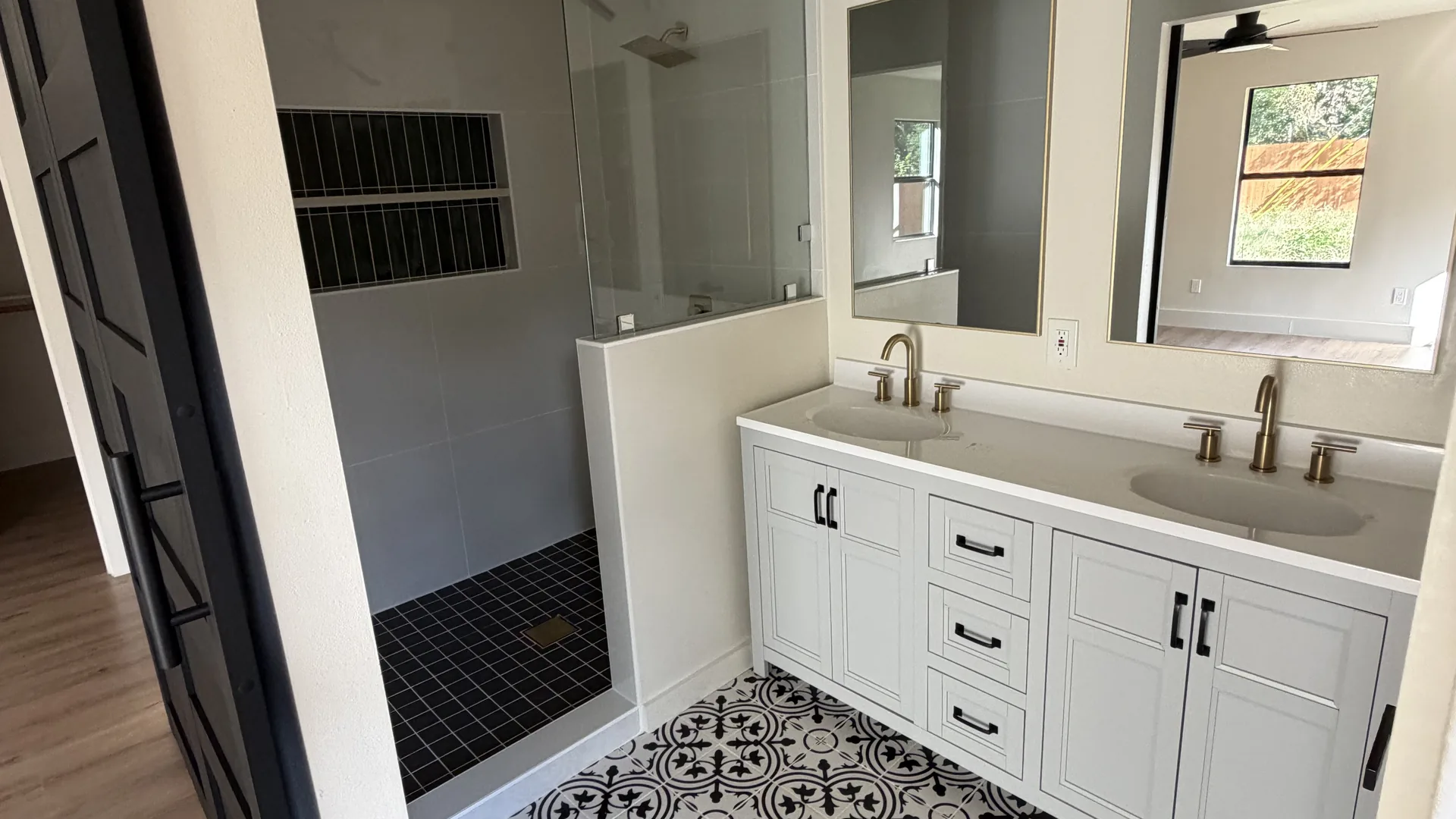 Large format porcelain tile set to an even grout line