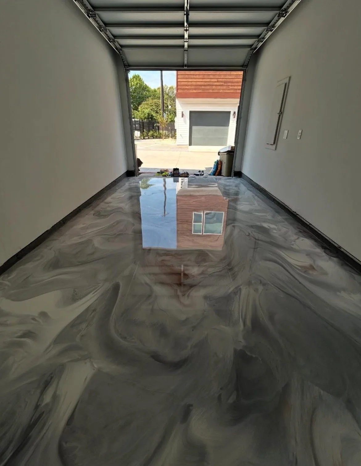 Reflective metallic epoxy floor